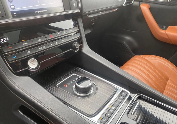 Jaguar F-Pace cena 79999 przebieg: 186000, rok produkcji 2016 z Staszów małe 704